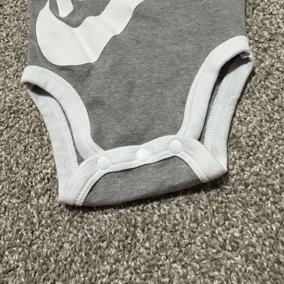 Nike Air Jordan Baby Boys One-Piece Grey Snap Button Bodysuit - Size 0-6 Months - Picture 2 of 6